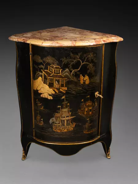 Paire d’encoignures en vernis martin par Léonard Boudin vers 1760