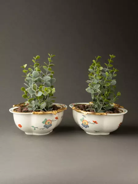 Paire de navettes en porcelaine de Chantilly et bronze, Paris vers 1740