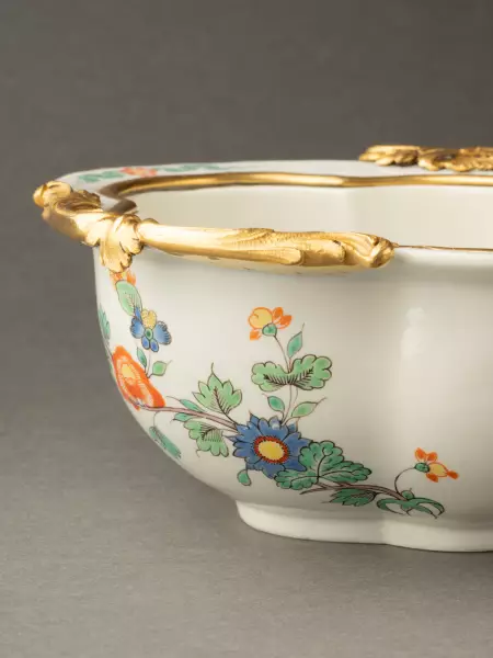 Paire de navettes en porcelaine de Chantilly et bronze, Paris vers 1740