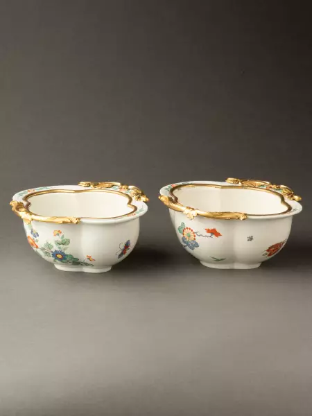 Paire de navettes en porcelaine de Chantilly et bronze, Paris vers 1740