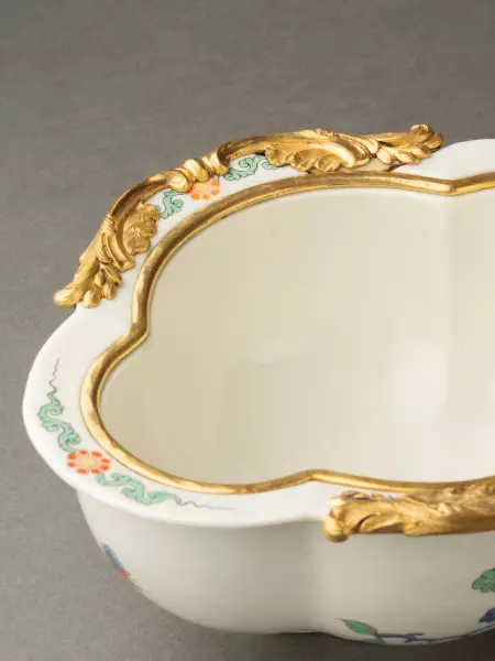 Paire de navettes en porcelaine de Chantilly et bronze, Paris vers 1740
