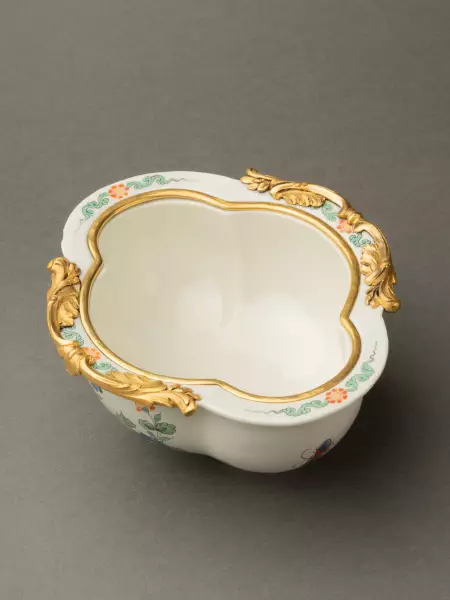 Paire de navettes en porcelaine de Chantilly et bronze, Paris vers 1740
