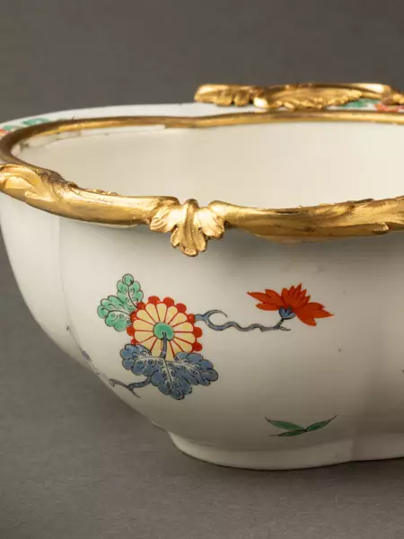 Paire de navettes en porcelaine de Chantilly et bronze, Paris vers 1740
