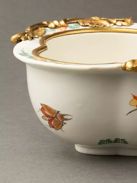 Paire de navettes en porcelaine de Chantilly et bronze, Paris vers 1740