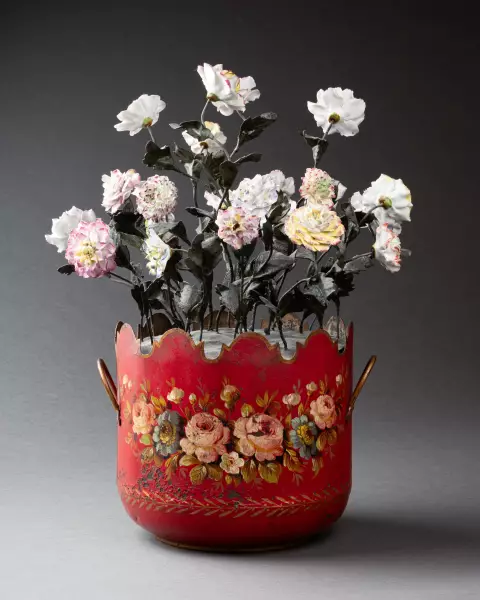 Rafraichissoir monté en composition florale, Paris époque Louis XVI