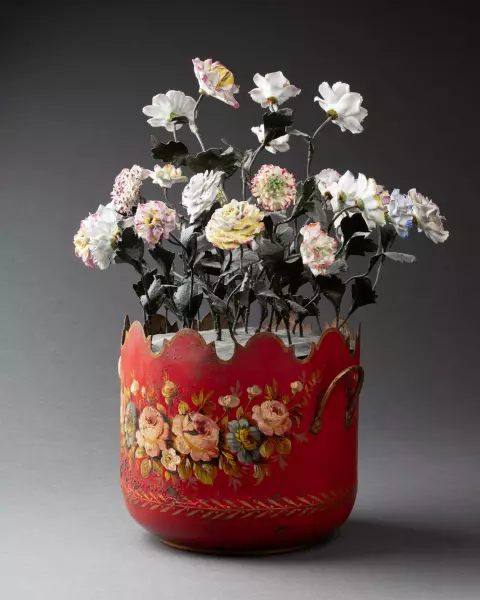 Rafraichissoir monté en composition florale, Paris époque Louis XVI