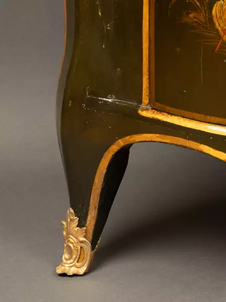 Encoignure à décor au vernis Martin, Paris époque Louis XV vers 1750