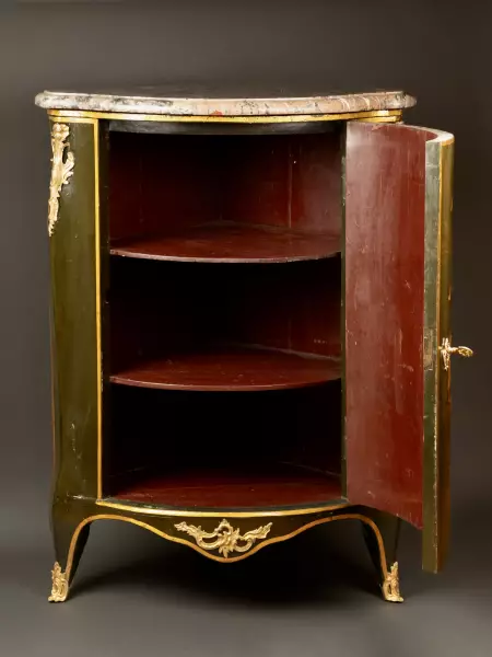 Encoignure à décor au vernis Martin, Paris époque Louis XV vers 1750