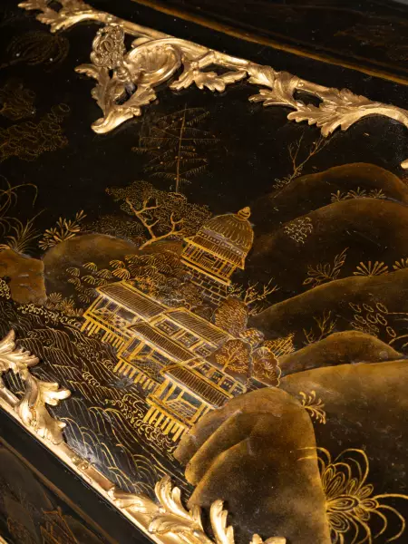 Bureau de pente en vernis martin par F. Rubestuck, Paris vers 1770