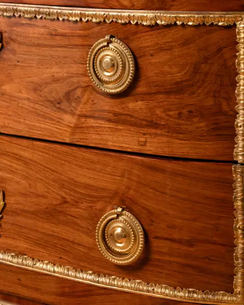 Commode demi-lune en placage de bois de rose, estampillée P. Roussel