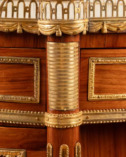 Commode demi-lune en placage de bois de rose, estampillée P. Roussel