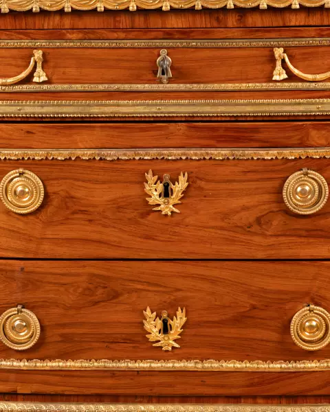 Commode demi-lune en placage de bois de rose, estampillée P. Roussel