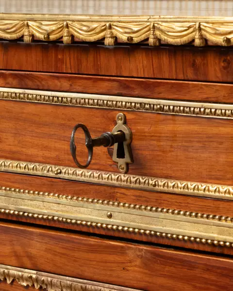 Commode demi-lune en placage de bois de rose, estampillée P. Roussel
