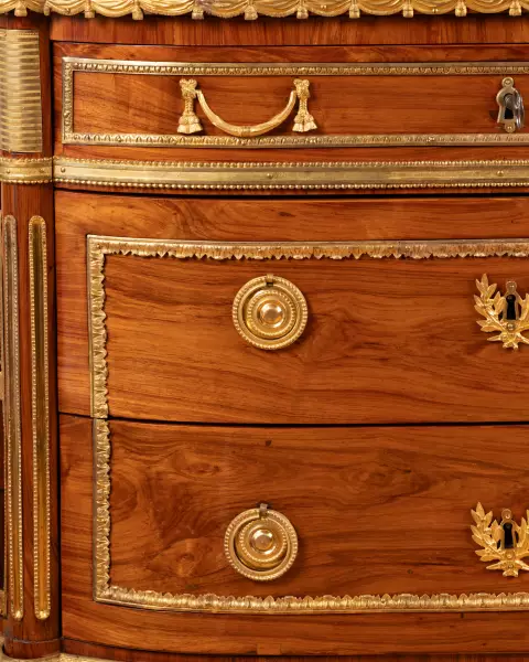 Commode demi-lune en placage de bois de rose, estampillée P. Roussel