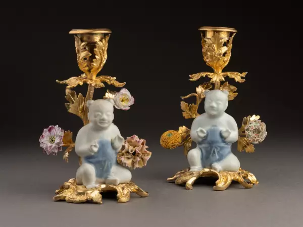 Paire de flambeaux en bronze et porcelaine de Chine, époque Louis XV