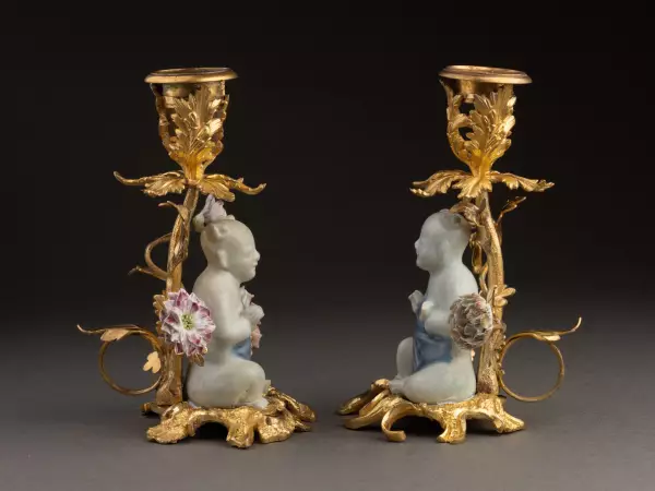 Paire de flambeaux en bronze et porcelaine de Chine, époque Louis XV