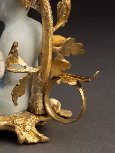 Paire de flambeaux en bronze et porcelaine de Chine, époque Louis XV
