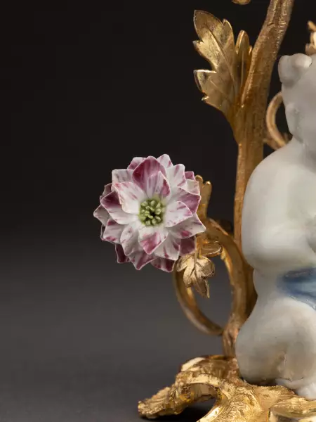Paire de flambeaux en bronze et porcelaine de Chine, époque Louis XV