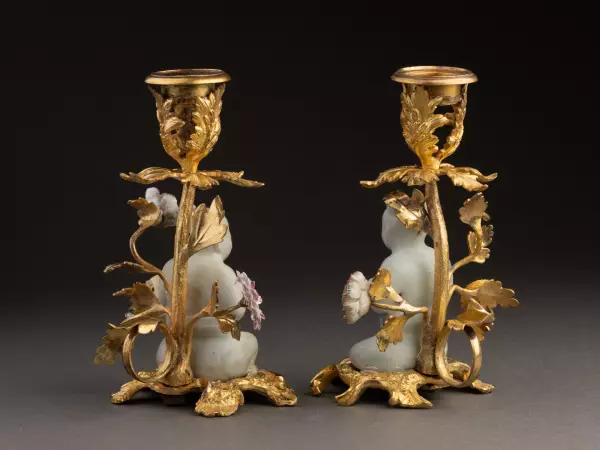 Paire de flambeaux en bronze et porcelaine de Chine, époque Louis XV