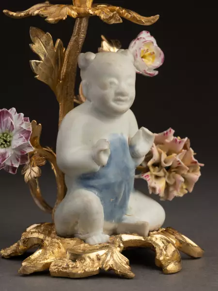 Paire de flambeaux en bronze et porcelaine de Chine, époque Louis XV