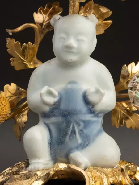 Paire de flambeaux en bronze et porcelaine de Chine, époque Louis XV