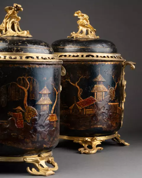 Paire de pots-pourris en tôle vernie, Paris vers 1760