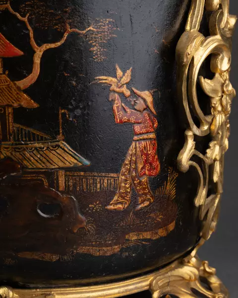 Paire de pots-pourris en tôle vernie, Paris vers 1760