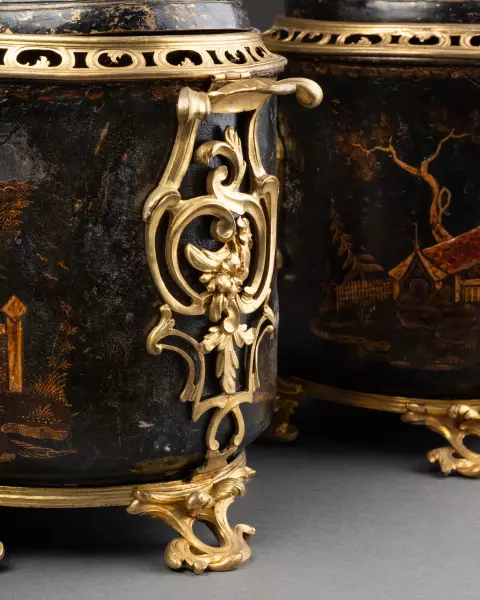 Paire de pots-pourris en tôle vernie, Paris vers 1760