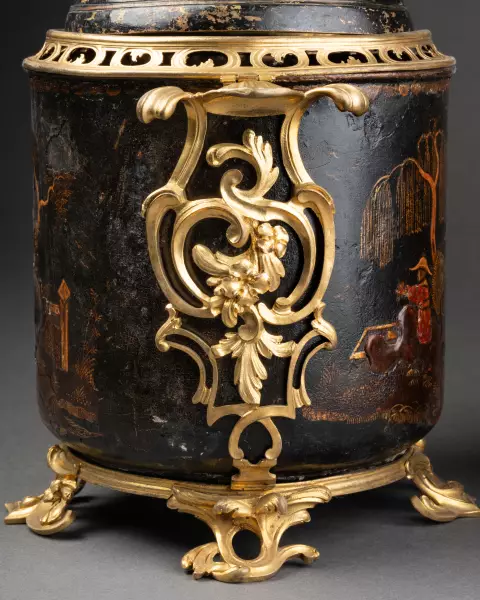 Paire de pots-pourris en tôle vernie, Paris vers 1760