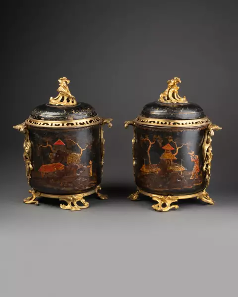 Paire de pots-pourris en tôle vernie, Paris vers 1760