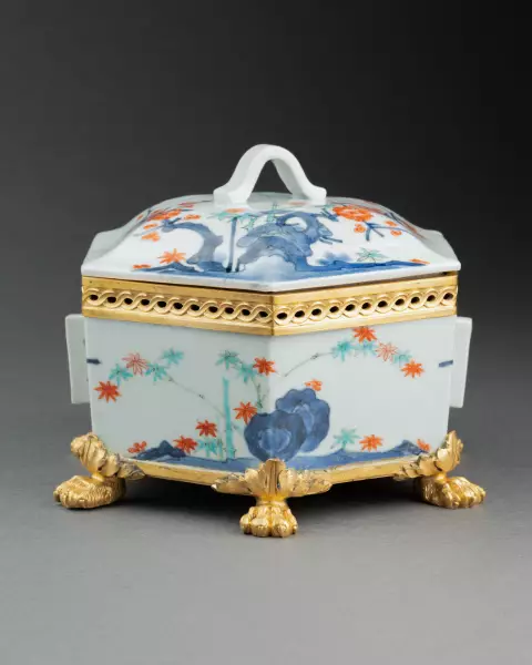 Boite hexagonale en porcelaine Kakiémon du Japon vers 1700