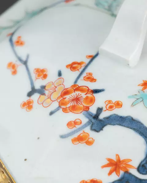 Boite hexagonale en porcelaine Kakiémon du Japon vers 1700