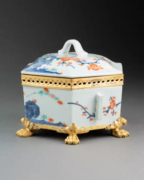 Boite hexagonale en porcelaine Kakiémon du Japon vers 1700