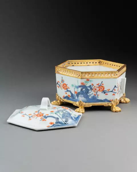 Boite hexagonale en porcelaine Kakiémon du Japon vers 1700