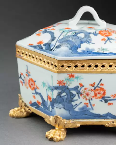 Boite hexagonale en porcelaine Kakiémon du Japon vers 1700