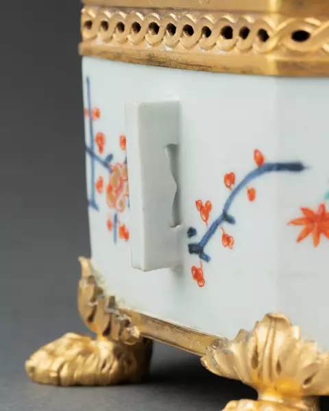 Boite hexagonale en porcelaine Kakiémon du Japon vers 1700