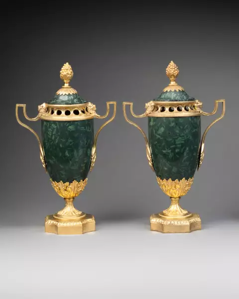 Paire de pots-pourris en porphyre vert de Grèce vers 1820