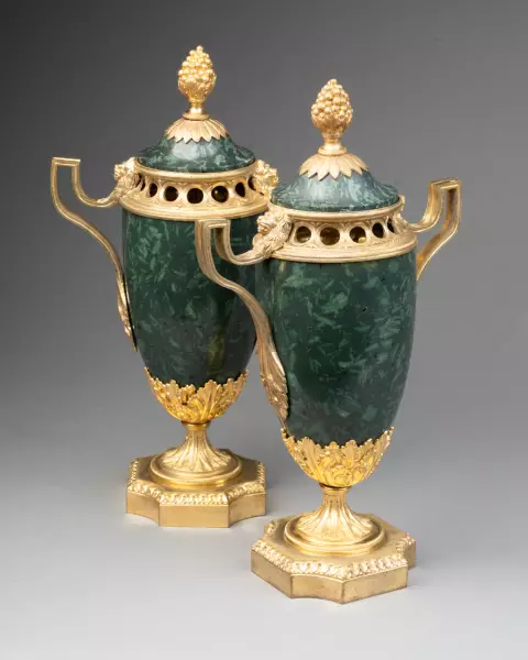 Paire de pots-pourris en porphyre vert de Grèce vers 1820
