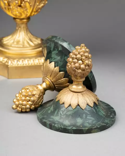 Paire de pots-pourris en porphyre vert de Grèce vers 1820