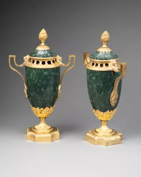 Paire de pots-pourris en porphyre vert de Grèce vers 1820