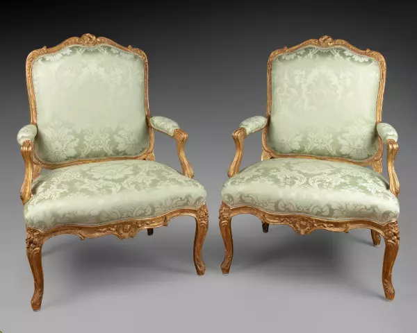 Paire de fauteuils en bois doré par J.B Cresson, Paris vers 1760