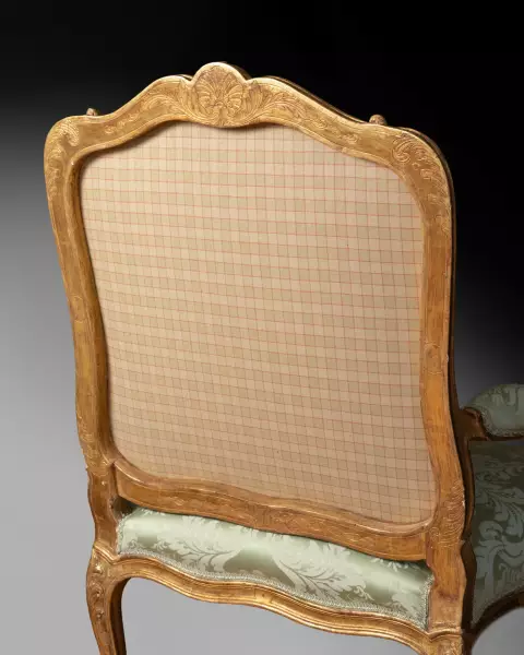 Paire de fauteuils en bois doré par J.B Cresson, Paris vers 1760