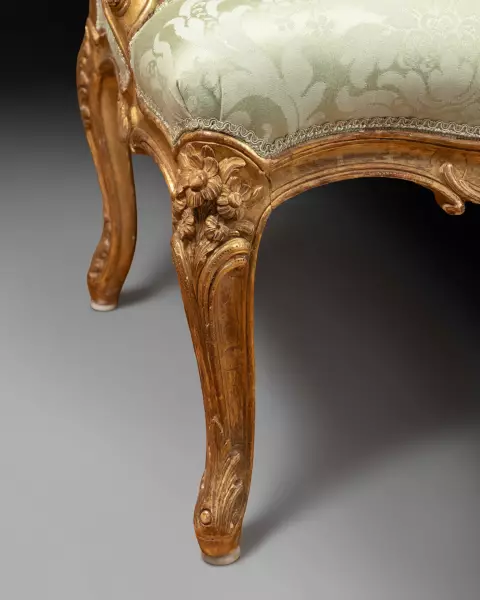 Paire de fauteuils en bois doré par J.B Cresson, Paris vers 1760